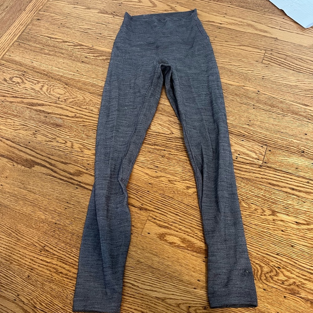 Lululemon heather grey size 2 legging wunder under 25in